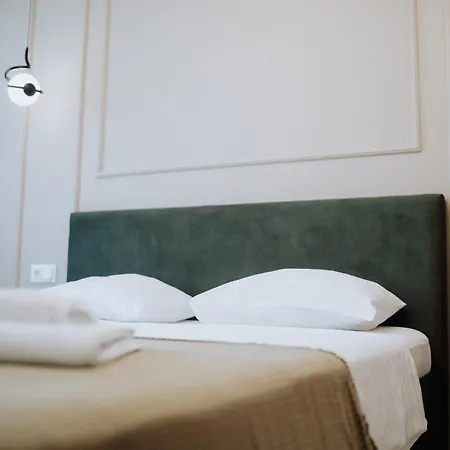 2br In Walk To Piata Centrala Chişinǎu