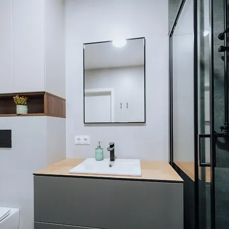 2br In Walk To Piata Centrala *