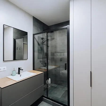 2br In Walk To Piata Centrala * Chişinǎu