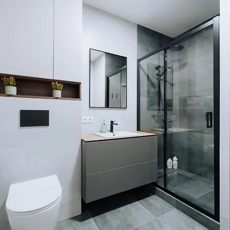 2br In Walk To Piata Centrala Chişinǎu