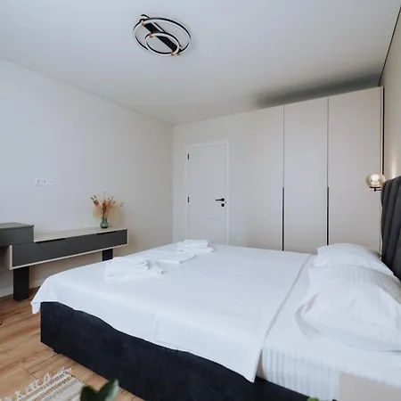 2br In Walk To Piata Centrala