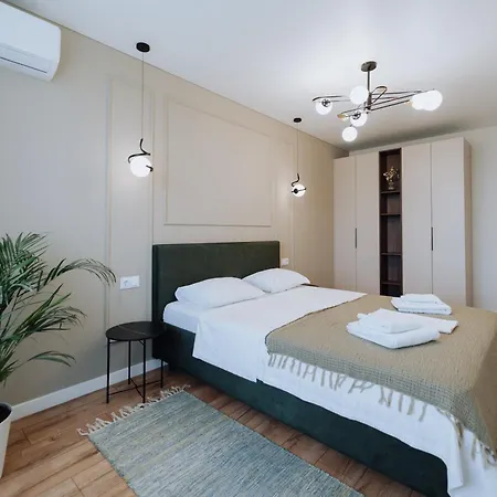 2br In Walk To Piata Centrala Chişinǎu