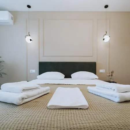2br In Walk To Piata Centrala Chişinǎu