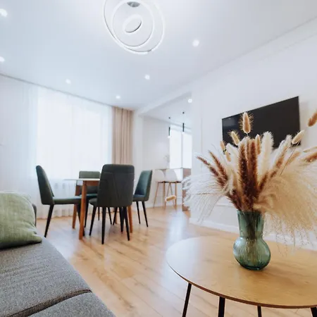 2br In Walk To Piata Centrala *
