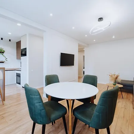 2br In Walk To Piata Centrala * Chişinǎu
