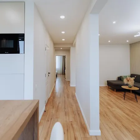 2br In Walk To Piata Centrala *